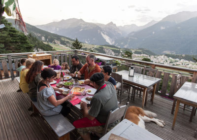 Repas sur la terrasse de Chantovent en été (Photo A.Pernet-